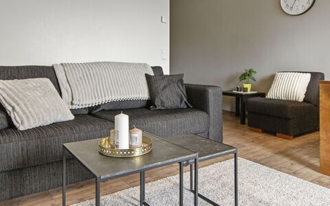 Skivillas 47 Ukkohalla (A8): Møbel, Indretning, Gulvbelægning, Etage, Bord, Loft, Køkken & Spisebord, Belysning, Stol, Hjem