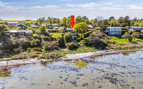 Titta - 10M to the Fjord: Blå, Busk, Sommerhus, Bunddække, Have, Estate, Skygge, Landscaping, Stuehus, Eco Hotel