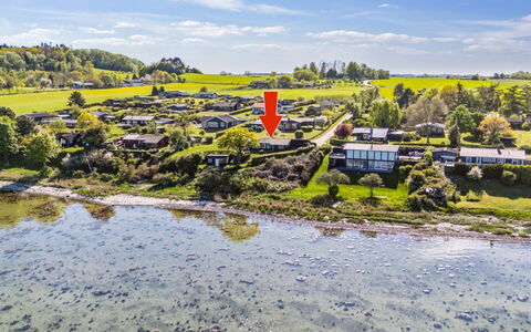 Titta - 10M to the Fjord: Blå, Busk, Sommerhus, Bunddække, Have, Estate, Skygge, Landscaping, Stuehus, Eco Hotel