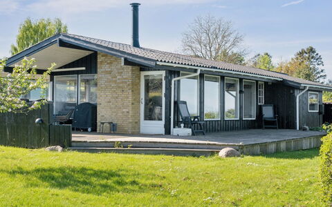 Titta - 10M to the Fjord: Blå, Busk, Sommerhus, Bunddække, Have, Estate, Skygge, Landscaping, Stuehus, Eco Hotel