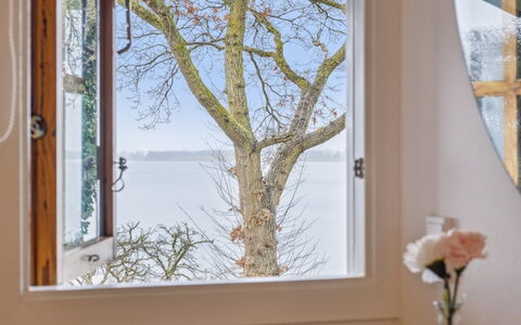 Titta - 10M to the Fjord: Blå, Busk, Sommerhus, Bunddække, Have, Estate, Skygge, Landscaping, Stuehus, Eco Hotel