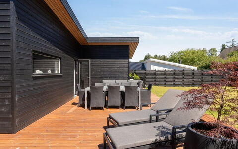 Thorkjell - 350M from the Sea: Træ, Hjem, Veranda, Dæk, Hårdttræ, Tag, Bejdse, Trægulve, Eco Hotel