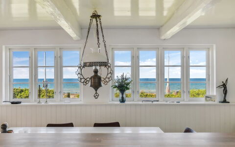 Susan - 20M from the Sea: Træ, Tag, Arkitektur, Hjem, Hus, Sommerhus, Sidespor, Hårdttræ, Hældning, Estate