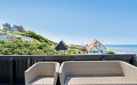 Susan - 20M from the Sea: Træ, Tag, Arkitektur, Hjem, Hus, Sommerhus, Sidespor, Hårdttræ, Hældning, Estate