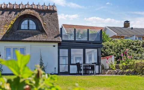 Susan - 20M from the Sea: Træ, Tag, Arkitektur, Hjem, Hus, Sommerhus, Sidespor, Hårdttræ, Hældning, Estate