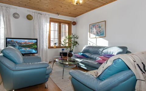 Tuohiniemi: Møbel, Indretning, Couch, Stue, Træ, Loft, Værelse, Bord, Gulvbelægning, Etage