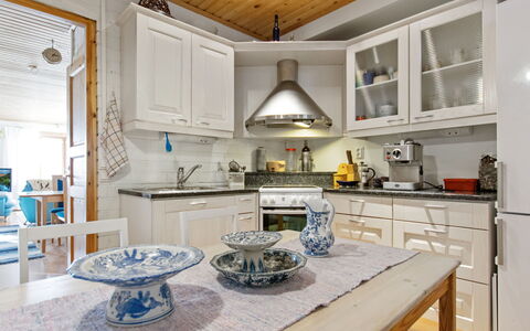 Tuohiniemi: Møbel, Indretning, Køkken, Gulvbelægning, Cabinetry, Loft, Countertop, Træ, Lysarmatur, Etage