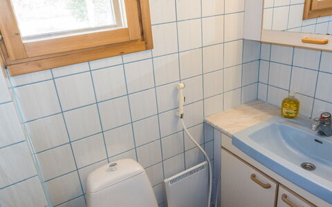 Mansikkaranta 1: Møbel, Indretning, Gulvbelægning, Etage, Bord, Loft, Køkken & Spisebord, Belysning, Stol, Hjem