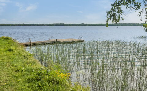 Mansikkaranta 1: Møbel, Indretning, Gulvbelægning, Etage, Bord, Loft, Køkken & Spisebord, Belysning, Stol, Hjem