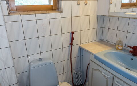 Mansikkaranta 2: Sanitærarmatur, Badeværelsesvask, Badeværelse, Håndvask, Gulvbelægning, Tap, Etage, Vvs, Indretning, Toilet