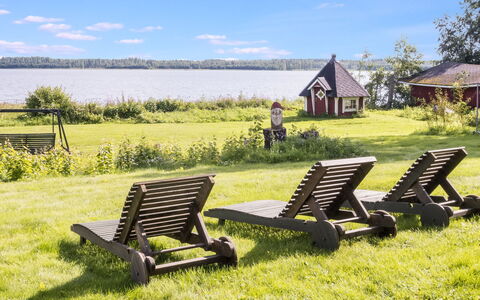 Mansikkaranta 2: Udendørs Møbler, Møbel, Udendørs Bench, Coastal Og Oceaniske Landskabsformer, Fritid, Kyst, Bænk, Kyst, Lawn