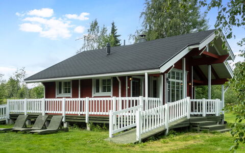 Mansikkaranta 3, Osittain Esteetön: Træ, Hus, Veranda, Tag, Sommerhus, Hjem, Sidespor, Dør, Stuehus, Skygge