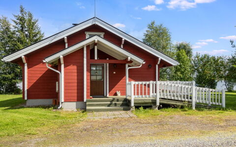 Mansikkaranta 3, Osittain Esteetön: Træ, Sommerhus, Tag, Hus, Hjem, Sidespor, Estate, Stuehus, Veranda, Hårdttræ