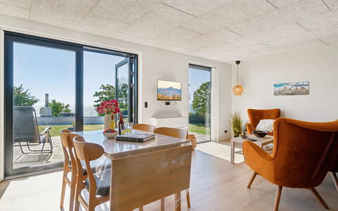 Yari - 50M from the Sea: Møbel, Stol, Køkken & Spisebord, Naturmateriale, Spisestue, Kaffebord, Stueplante, Gips, Lysarmatur