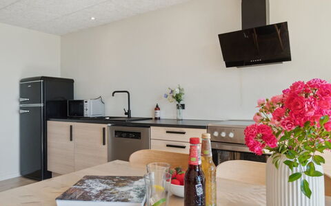 Yari - 50M from the Sea: Møbel, Indretning, Køkken, Countertop, Gulvbelægning, Køkken Apparat, Træ, Etage, Større Bandage, Loft