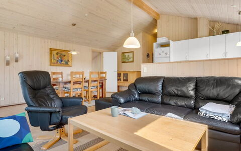 Alvina - 45M from the Sea: Møbel, Indretning, Træ, Loft, Couch, Gulvbelægning, Værelse, Etage, Stue, Hjem