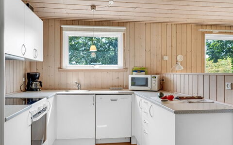 Alvina - 45M from the Sea: Køkken, Træ, Gulvbelægning, Køkken Apparat, Countertop, Indretning, Større Bandage, Etage, Hjem, Loft