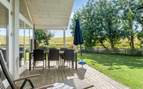 Alvina - 45M from the Sea: Veranda, Land Lot, Hjem, Skygge, Have, Sommerhus, Dæk, Lawn, Hårdttræ, Stol