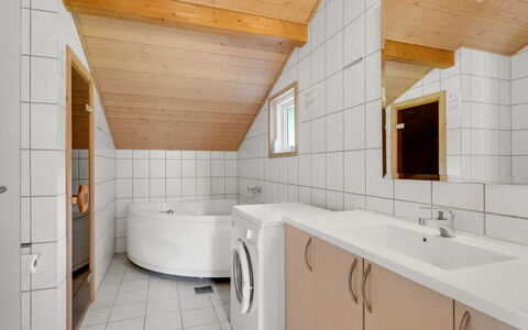 Vincent - 25M from the Sea: Gulvbelægning, Væg, Etage, Indretning, Træ, Loft, Trægulve, Belysning, Møbel, Laminat Gulv