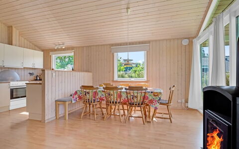Vincent - 25M from the Sea: Gulvbelægning, Væg, Etage, Indretning, Træ, Loft, Trægulve, Belysning, Møbel, Laminat Gulv