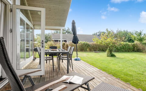 Vincent - 25M from the Sea: Gulvbelægning, Væg, Etage, Indretning, Træ, Loft, Trægulve, Belysning, Møbel, Laminat Gulv