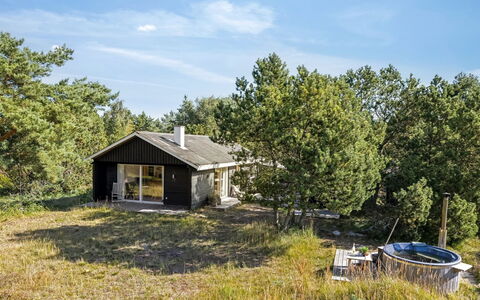Dagny - 520M from the Sea: Græs, Hus, Tag, Sommerhus, Arkitektur, Hjem, Busk, Land Lot, Landdistrikt