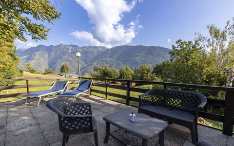 Casa Orai Mountain View: Sky, Himmel, Ejendom, Møbel, Plante, Bjerg, Udendørs Bench, Træ, Naturlige Landskab, Skygge