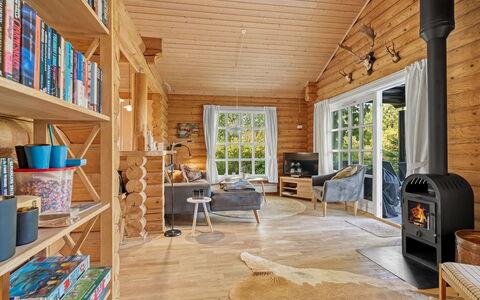 Sigga - 1.6Km from the Sea: Træ, Tag, Arkitektur, Hjem, Hus, Sommerhus, Sidespor, Hårdttræ, Hældning, Estate
