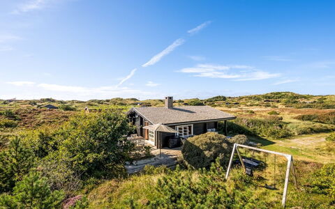Christl - 500M from the Sea: Møbel, Indretning, Gulvbelægning, Etage, Loft, Værelse, Stol, Bord, Lejlighed, Køkken & Spisebord