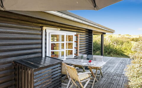 Christl - 500M from the Sea: Møbel, Indretning, Gulvbelægning, Etage, Loft, Værelse, Stol, Bord, Lejlighed, Køkken & Spisebord