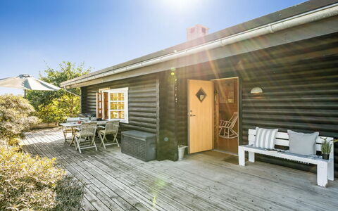 Christl - 500M from the Sea: Møbel, Indretning, Gulvbelægning, Etage, Loft, Værelse, Stol, Bord, Lejlighed, Køkken & Spisebord