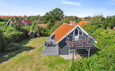 Laerke - 200M from the Sea: Møbel, Indretning, Lejlighed, Gulvbelægning, Etage, Bord, Stol, Værelse, Hjem, Køkken & Spisebord