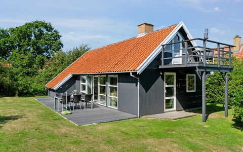 Laerke - 200M from the Sea: Møbel, Indretning, Gulvbelægning, Etage, Loft, Værelse, Stol, Bord, Lejlighed, Køkken & Spisebord