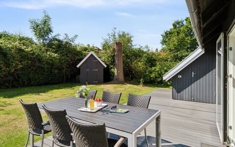 Laerke - 200M from the Sea: Møbel, Indretning, Gulvbelægning, Etage, Loft, Værelse, Stol, Bord, Lejlighed, Køkken & Spisebord