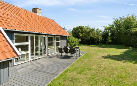 Laerke - 200M from the Sea: Møbel, Indretning, Gulvbelægning, Etage, Loft, Værelse, Stol, Bord, Lejlighed, Køkken & Spisebord