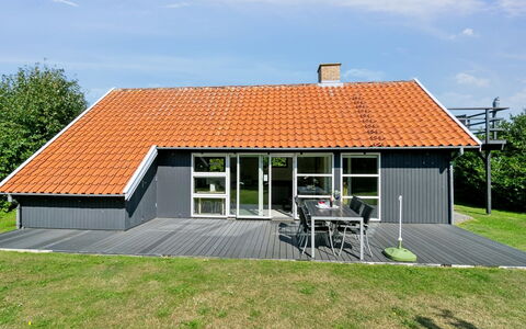 Laerke - 200M from the Sea: Møbel, Indretning, Gulvbelægning, Etage, Loft, Værelse, Stol, Bord, Lejlighed, Køkken & Spisebord