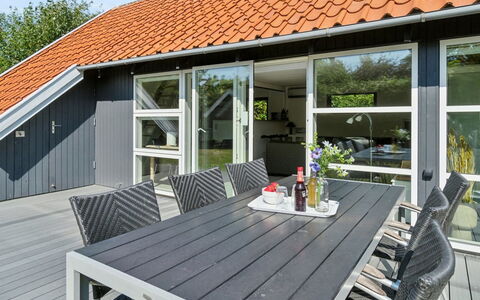 Laerke - 200M from the Sea: Møbel, Indretning, Gulvbelægning, Etage, Loft, Værelse, Stol, Bord, Lejlighed, Køkken & Spisebord
