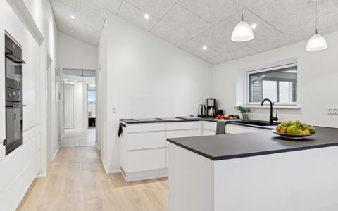 Christian - 600M from the Sea: Gulvbelægning, Indretning, Loft, Træ, Etage, Køkken, Lysarmatur, Countertop, Trægulve, Værelse