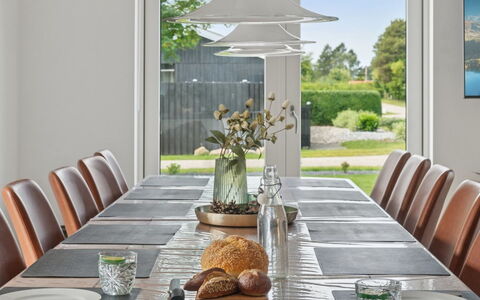 Christian - 600M from the Sea: Møbel, Indretning, Bord, Træ, Spisestue, Stol, Bordservice, Køkken & Spisebord, Gulvbelægning, Lysarmatur