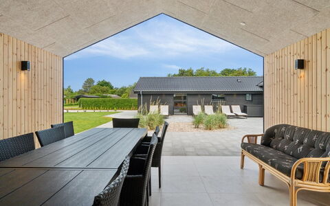 Christian - 600M from the Sea: Tag, Sommerhus, Estate, Skygge, Sidespor, Stuehus, Have, Landscaping, Gård, Lawn