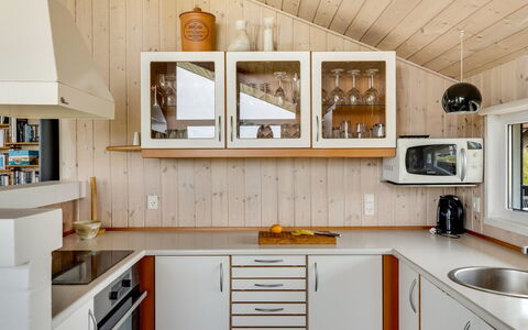 Udder - 250M from the Sea: Køkken, Indretning, Countertop, Køkken Apparat, Træ, Gulvbelægning, Loft, Cabinetry, Møbel, Lysarmatur