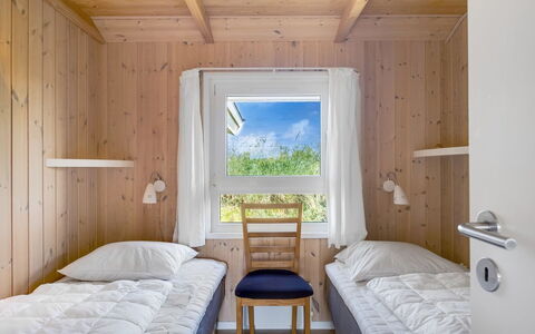 Udder - 250M from the Sea: Træ, Soveværelse, Indretning, Seng, Loft, Etage, Gulvbelægning, Bed Frame, Hjem, Sengetøj