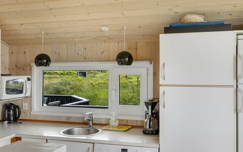 Udder - 250M from the Sea: Køkken, Køkken Apparat, Countertop, Gulvbelægning, Træ, Indretning, Større Bandage, Loft, Etage, Møbel