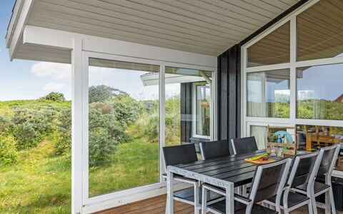 Udder - 250M from the Sea: Træ, Loft, Gulvbelægning, Indretning, Etage, Møbel, Veranda, Hjem, Hårdttræ, Stol