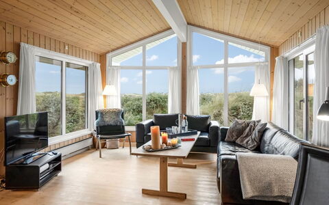 Udder - 250M from the Sea: Træ, Hjem, Møbel, Indretning, Hus, Loft, Sommerhus, Couch, Stue, Hårdttræ