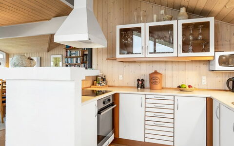 Udder - 250M from the Sea: Køkken, Countertop, Møbel, Køkken Apparat, Indretning, Cabinetry, Gulvbelægning, Lysarmatur, Træ, Loft