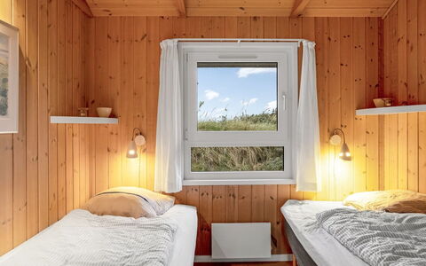 Udder - 250M from the Sea: Soveværelse, Træ, Seng, Indretning, Etage, Gulvbelægning, Sengetøj, Sengetøj, Loft, Bed Frame