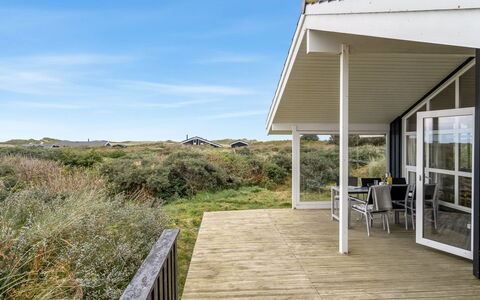Udder - 250M from the Sea: Veranda, Udendørs Struktur, Steppe, Planke