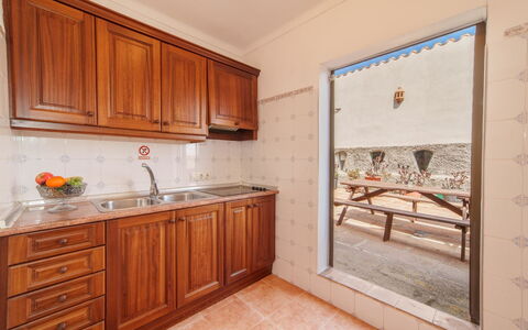 Cas Forner: Cabinetry, Møbel, Countertop, Bygning, Træ, Indretning, Skuffe, Køkken, Gulvbelægning, Etage