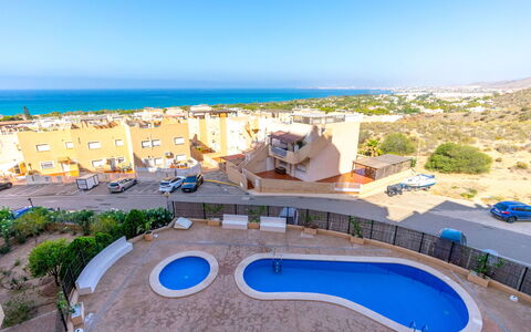 El Pinar de San Ginés: Himmel, Ejendom, Daytime, Bygning, Plante, Azure, Blå, Urban Design, Arkitektur, Træ